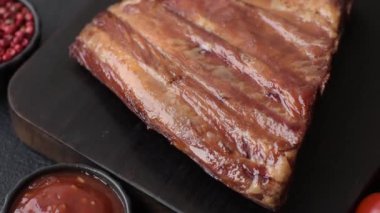 Izgara ya da ızgara domuz eti ya da soslu biftek. Tasarımın için yemek arkaplanı olarak pişmiş ya da tütsülenmiş kaburga.