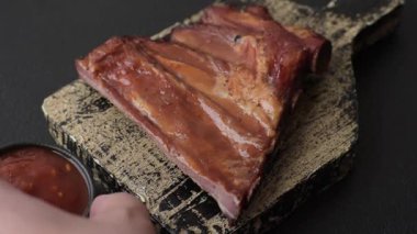 Izgara ya da ızgara domuz eti ya da soslu biftek. Tasarımın için yemek arkaplanı olarak pişmiş ya da tütsülenmiş kaburga.