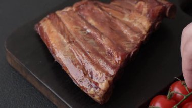 Izgara ya da ızgara domuz eti ya da soslu biftek. Tasarımın için yemek arkaplanı olarak pişmiş ya da tütsülenmiş kaburga.