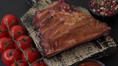 Izgara ya da ızgara domuz eti ya da soslu biftek. Tasarımın için yemek arkaplanı olarak pişmiş ya da tütsülenmiş kaburga.