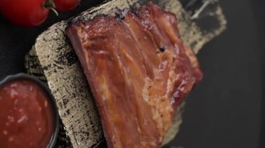 Izgara ya da ızgara domuz eti ya da soslu biftek. Tasarımın için yemek arkaplanı olarak pişmiş ya da tütsülenmiş kaburga.