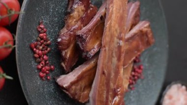 Izgara ya da ızgara domuz eti ya da soslu biftek. Tasarımın için yemek arkaplanı olarak pişmiş ya da tütsülenmiş kaburga.