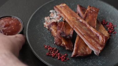 Izgara ya da ızgara domuz eti ya da soslu biftek. Tasarımın için yemek arkaplanı olarak pişmiş ya da tütsülenmiş kaburga.