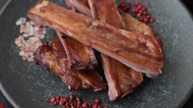 Izgara ya da ızgara domuz eti ya da soslu biftek. Tasarımın için yemek arkaplanı olarak pişmiş ya da tütsülenmiş kaburga.