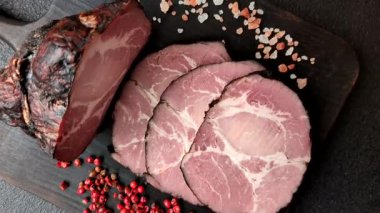 Jambon, sandviç ya da Noel masası için pişirilmiş ve dilimlenmiş et. Jambon dilimleri tasarımınız için bir gıda arka planıdır