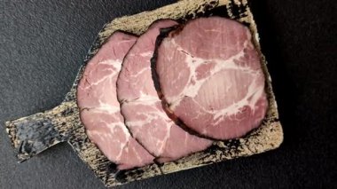 Jambon, sandviç ya da Noel masası için pişirilmiş ve dilimlenmiş et. Jambon dilimleri tasarımınız için bir gıda arka planıdır