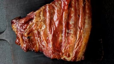 Izgara ya da ızgara domuz eti ya da soslu biftek. Tasarımın için yemek arkaplanı olarak pişmiş ya da tütsülenmiş kaburga.