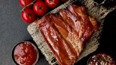 Izgara ya da ızgara domuz eti ya da soslu biftek. Tasarımın için yemek arkaplanı olarak pişmiş ya da tütsülenmiş kaburga.