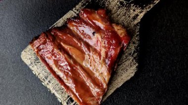 Izgara ya da ızgara domuz eti ya da soslu biftek. Tasarımın için yemek arkaplanı olarak pişmiş ya da tütsülenmiş kaburga.