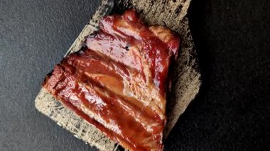 Izgara ya da ızgara domuz eti ya da soslu biftek. Tasarımın için yemek arkaplanı olarak pişmiş ya da tütsülenmiş kaburga.