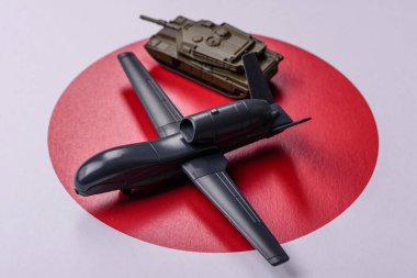 Japon İHA 'sı insansız otonom casusluk teknolojisi ve Japon istilacılara karşı Japon savunmasına saldırıyor.