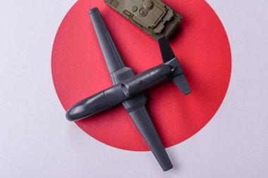 Japon İHA 'sı insansız otonom casusluk teknolojisi ve Japon istilacılara karşı Japon savunmasına saldırıyor.