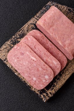 Baharatlı jambon dilimleri, öğle yemeği için konserve et. Tasarımınız için baharatlı jambon..