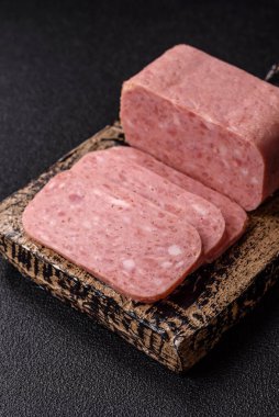 Baharatlı jambon dilimleri, öğle yemeği için konserve et. Tasarımınız için baharatlı jambon..