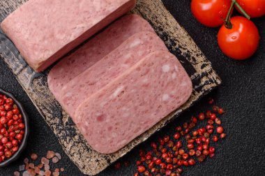 Baharatlı jambon dilimleri, öğle yemeği için konserve et. Tasarımınız için baharatlı jambon..