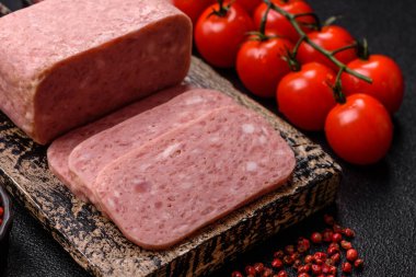 Baharatlı jambon dilimleri, öğle yemeği için konserve et. Tasarımınız için baharatlı jambon..