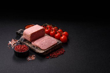 Baharatlı jambon dilimleri, öğle yemeği için konserve et. Tasarımınız için baharatlı jambon..