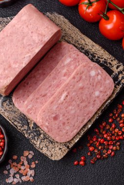 Baharatlı jambon dilimleri, öğle yemeği için konserve et. Tasarımınız için baharatlı jambon..