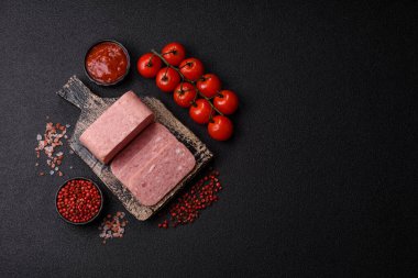 Baharatlı jambon dilimleri, öğle yemeği için konserve et. Tasarımınız için baharatlı jambon..