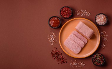 Baharatlı jambon dilimleri, öğle yemeği için konserve et. Tasarımınız için baharatlı jambon..