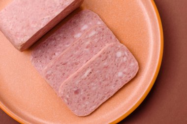 Baharatlı jambon dilimleri, öğle yemeği için konserve et. Tasarımınız için baharatlı jambon..