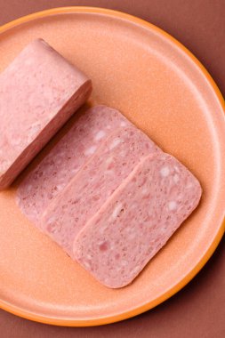 Baharatlı jambon dilimleri, öğle yemeği için konserve et. Tasarımınız için baharatlı jambon..