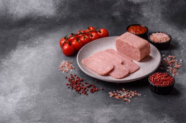 Baharatlı jambon dilimleri, öğle yemeği için konserve et. Tasarımınız için baharatlı jambon..
