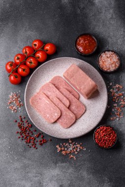 Baharatlı jambon dilimleri, öğle yemeği için konserve et. Tasarımınız için baharatlı jambon..