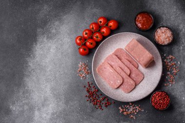 Baharatlı jambon dilimleri, öğle yemeği için konserve et. Tasarımınız için baharatlı jambon..