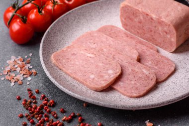 Baharatlı jambon dilimleri, öğle yemeği için konserve et. Tasarımınız için baharatlı jambon..