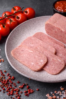 Baharatlı jambon dilimleri, öğle yemeği için konserve et. Tasarımınız için baharatlı jambon..