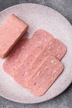 Baharatlı jambon dilimleri, öğle yemeği için konserve et. Tasarımınız için baharatlı jambon..