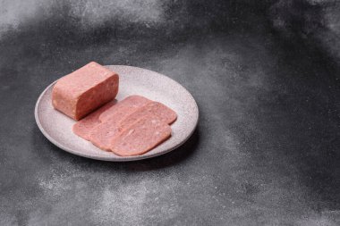 Baharatlı jambon dilimleri, öğle yemeği için konserve et. Tasarımınız için baharatlı jambon..