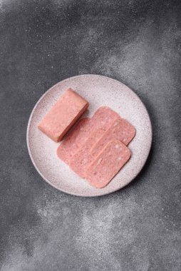 Baharatlı jambon dilimleri, öğle yemeği için konserve et. Tasarımınız için baharatlı jambon..