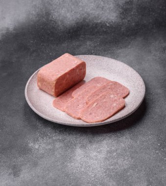 Baharatlı jambon dilimleri, öğle yemeği için konserve et. Tasarımınız için baharatlı jambon..