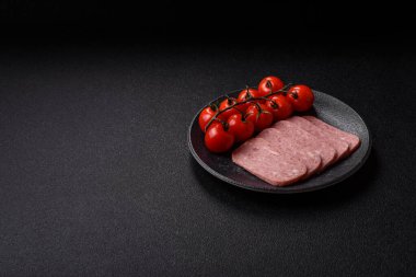 Baharatlı jambon dilimleri, öğle yemeği için konserve et. Tasarımınız için baharatlı jambon..