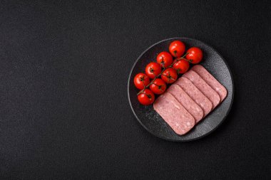 Baharatlı jambon dilimleri, öğle yemeği için konserve et. Tasarımınız için baharatlı jambon..