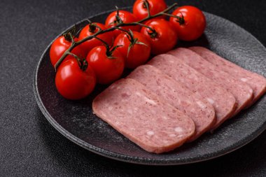 Baharatlı jambon dilimleri, öğle yemeği için konserve et. Tasarımınız için baharatlı jambon..