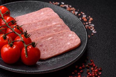 Baharatlı jambon dilimleri, öğle yemeği için konserve et. Tasarımınız için baharatlı jambon..