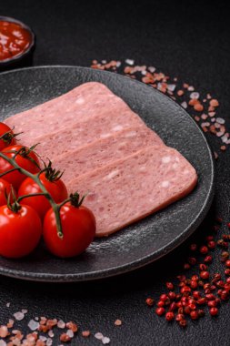 Baharatlı jambon dilimleri, öğle yemeği için konserve et. Tasarımınız için baharatlı jambon..