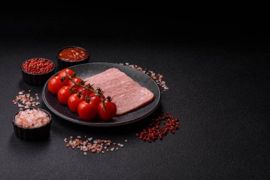 Baharatlı jambon dilimleri, öğle yemeği için konserve et. Tasarımınız için baharatlı jambon..