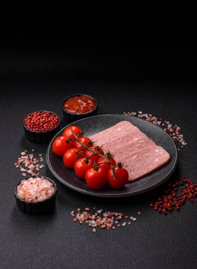 Baharatlı jambon dilimleri, öğle yemeği için konserve et. Tasarımınız için baharatlı jambon..