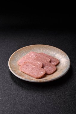 Baharatlı jambon dilimleri, öğle yemeği için konserve et. Tasarımınız için baharatlı jambon..