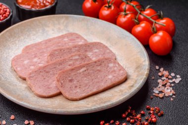 Baharatlı jambon dilimleri, öğle yemeği için konserve et. Tasarımınız için baharatlı jambon..