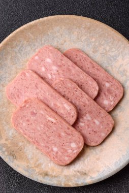 Baharatlı jambon dilimleri, öğle yemeği için konserve et. Tasarımınız için baharatlı jambon..