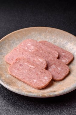 Baharatlı jambon dilimleri, öğle yemeği için konserve et. Tasarımınız için baharatlı jambon..