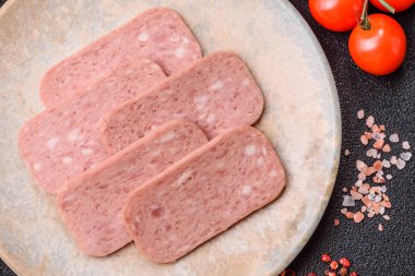 Baharatlı jambon dilimleri, öğle yemeği için konserve et. Tasarımınız için baharatlı jambon..