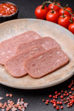 Baharatlı jambon dilimleri, öğle yemeği için konserve et. Tasarımınız için baharatlı jambon..