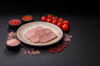 Baharatlı jambon dilimleri, öğle yemeği için konserve et. Tasarımınız için baharatlı jambon..