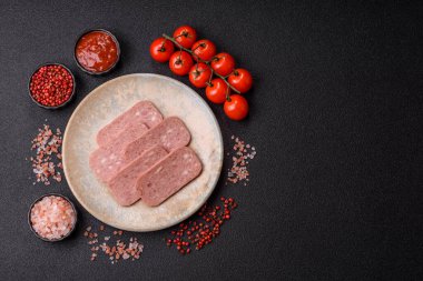 Baharatlı jambon dilimleri, öğle yemeği için konserve et. Tasarımınız için baharatlı jambon..